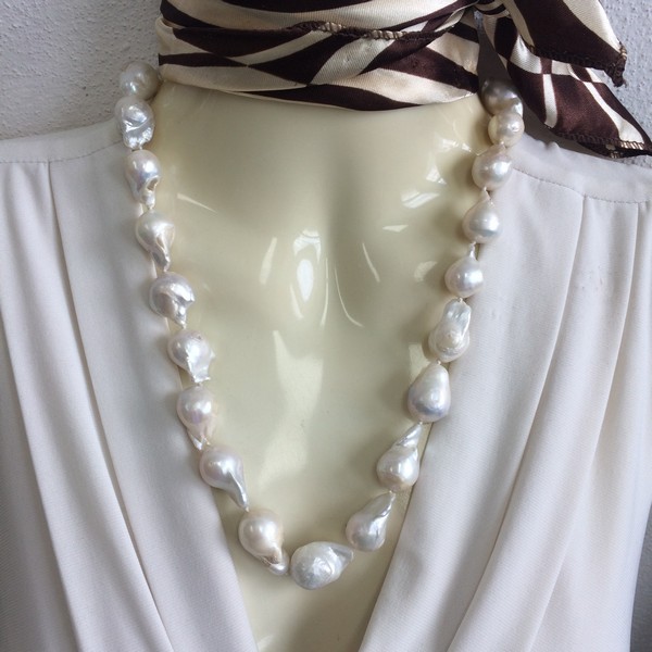 Riečne perly korále 30- biele, prírodný tvar, 50 cm